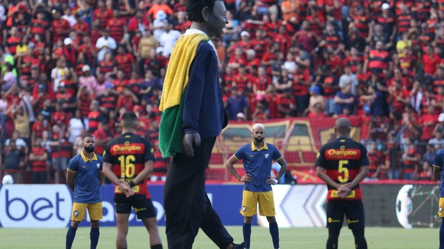Em homenagem ao Rei, boneco gigante de Pelé da saída de bola em Sport x Retrô