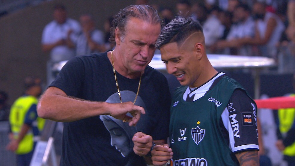 Cuca mostra dedo lesionado a Zaracho — Foto: Premiere
