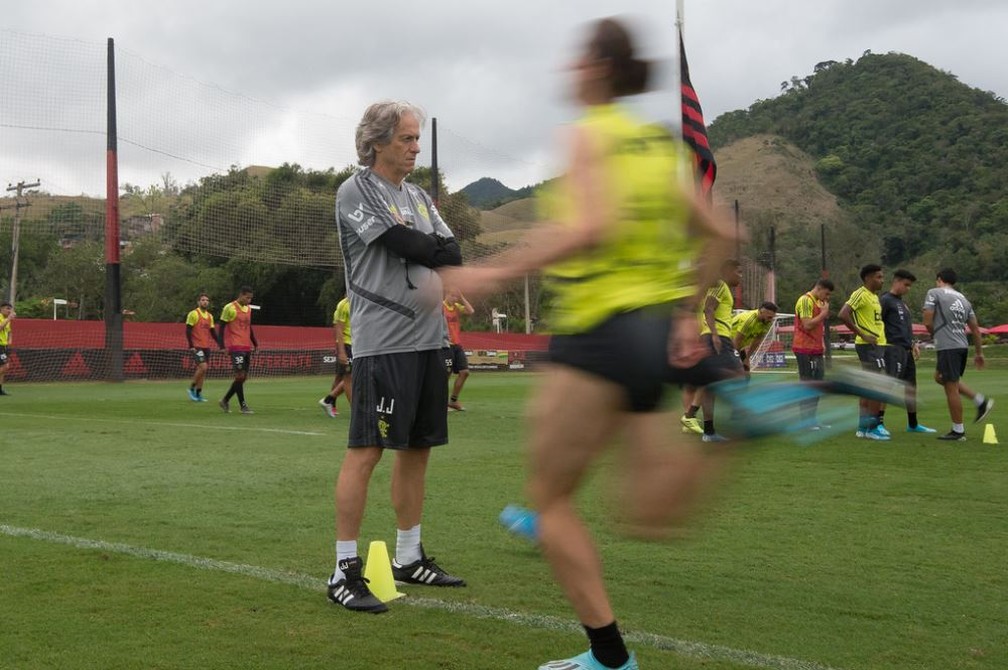 Jorge Jesus durante o treino desta sexta-feira no Ninho do Urubu — Foto: Alexandre Vidal / Flamengo