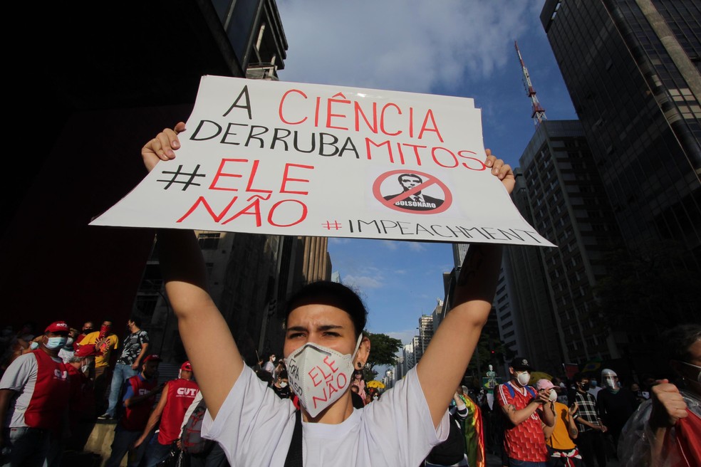 Manifestante exibe faixa em ato contra o presidente Jair Bolsonaro neste sábado (29), na Avenida Paulista, em São Paulo.  — Foto: IGOR SMITH/FUTURA PRESS/ESTADÃO CONTEÚDO