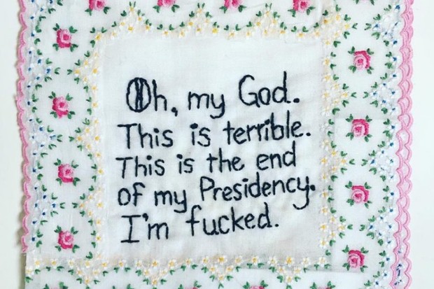 Artista eterniza frases polêmicas de Donald Trump em bordados (Foto: Divulgação)