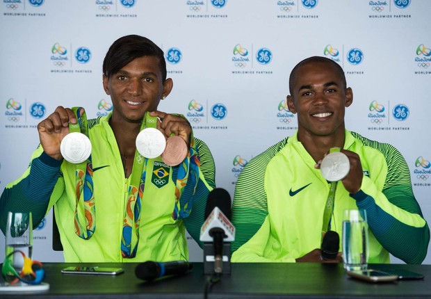 Isaquias Queiroz e Erlon de Souza mostram suas medalhas (Foto: GE/Marcelo Maragni)
