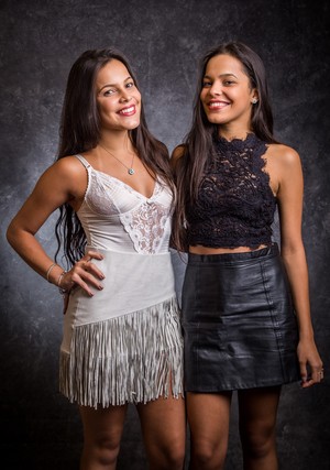 Emilly e Mayla posam com looks sensuais (Foto: Paulo Belote/TV Globo)