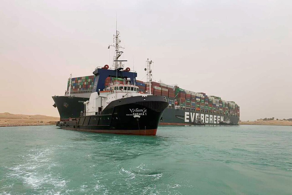 Imagem do barco que está encalhado no Canal de Suez — Foto: Suez Canal Authority/AP