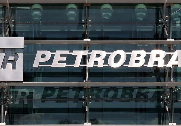 Logo da Petrobras na fachada da sede da empresa no Rio (Foto: Paulo Whitaker/Reuters)