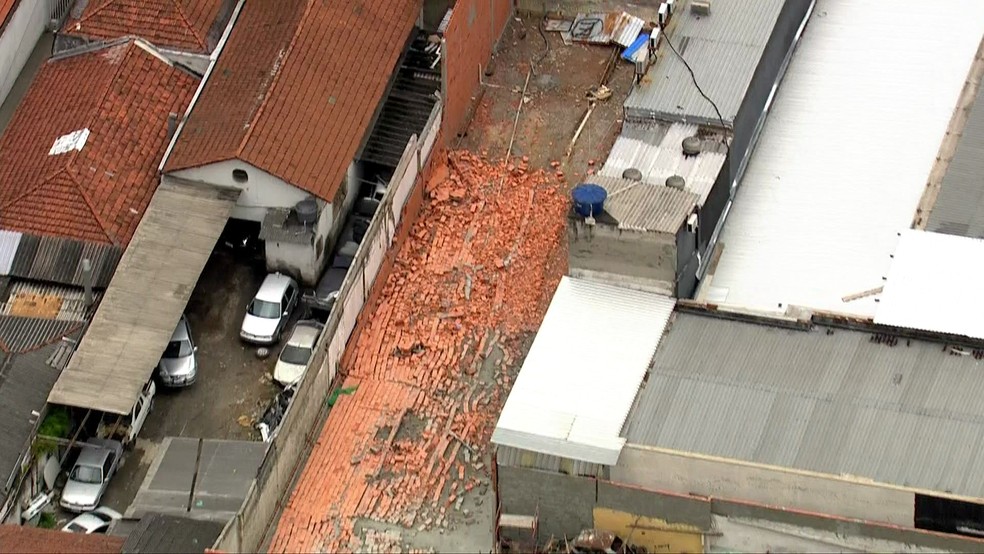 Muro desaba na Vila Olímpia e ao menos dois morrem — Foto: Reprodução/TV Globo