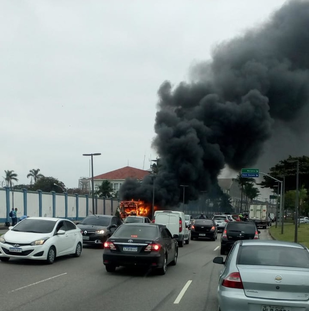 Uma pista reversível foi montada na Estrada do Galeão, na Ilha do Governador, após um incêndio atingir um ônibus. — Foto: Reprodução/Redes sociais 