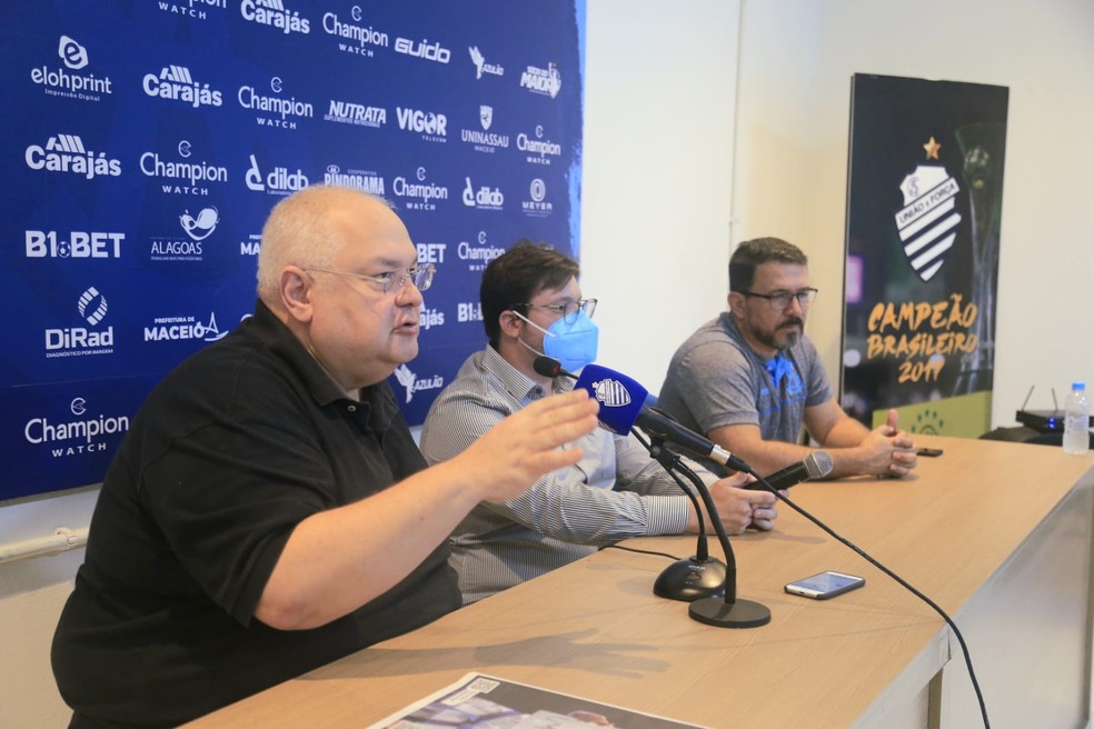 Presidente Omar Coêlho se despede do CSA — Foto: Aílton Cruz/Gazeta de Alagoas