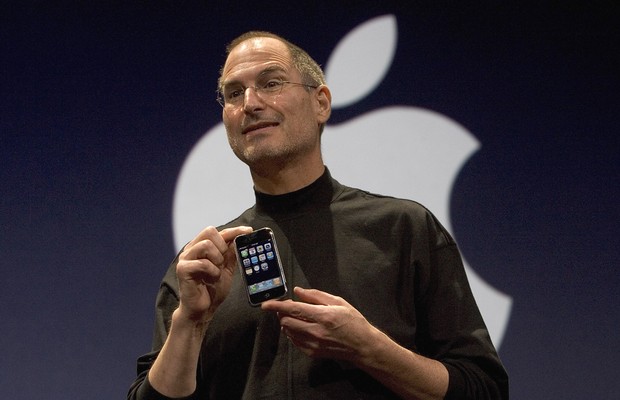 O CEO da Apple Steve Jobs segura o novo iPhone, que foi apresentado na Macworld em São Francisco, na Califórnia. O aparelho combina celular, tela de iPod com controles to tipo touch e acesso à internet (Foto: David Paul Morris/Getty Images)