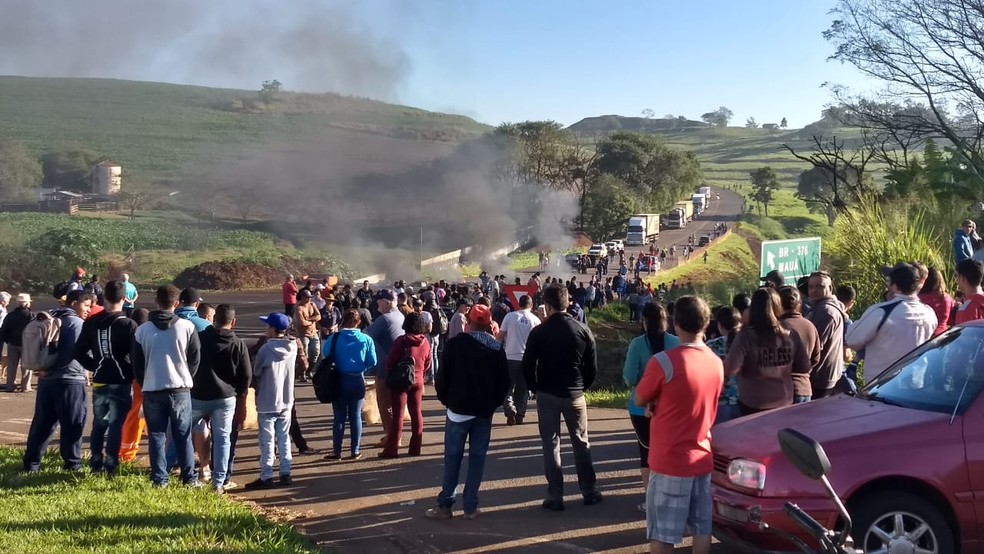 Moradores realizam protesto desde às 5h, em Londrina — Foto: Victor Hugo Bittencourt/RPC