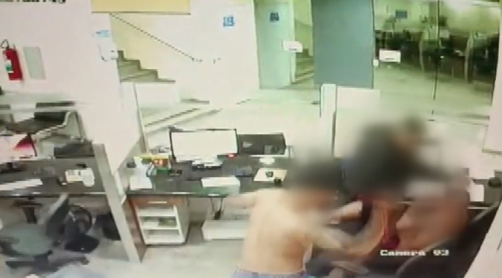 jovem é atacado por dois adolescentes em hospital particular de Itajubá, MG  — Foto: Reprodução/EPTV 