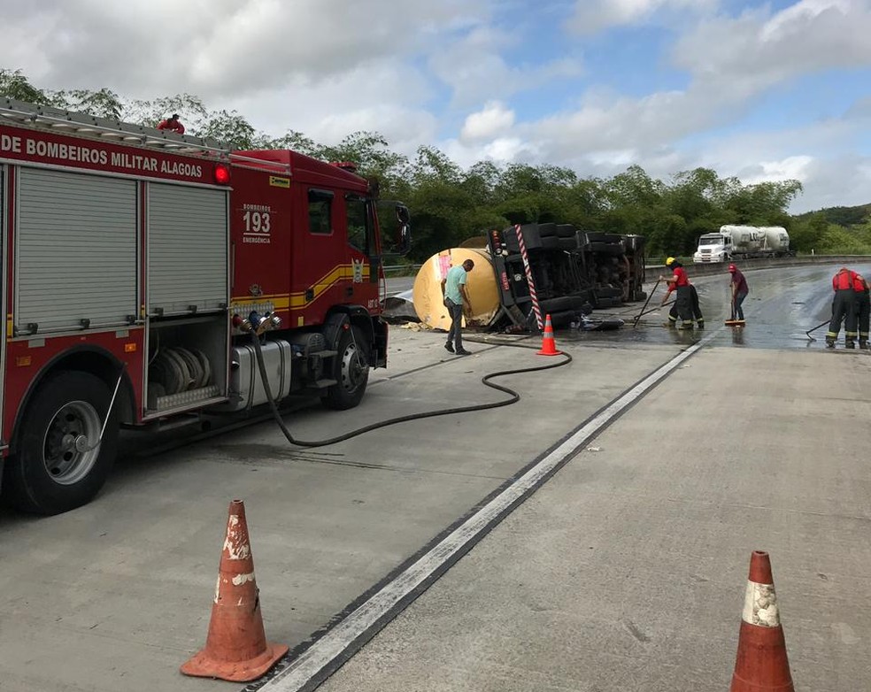 Carreta tombou e ficou no meia da rodovia BR-101, em Alagoas â Foto: Ascom/Corpo de Bombeiros