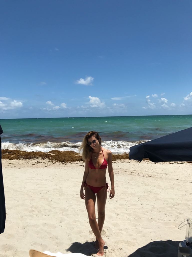 Bruna Hamú em lua de mel na praia (Foto: Arquivo pessoal)