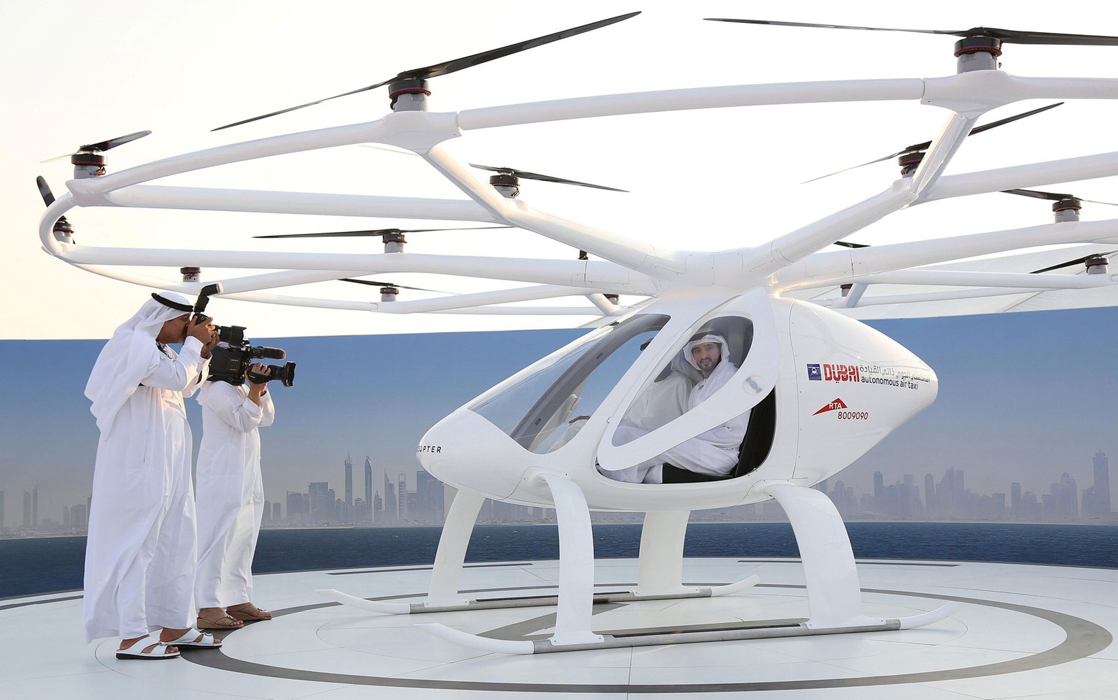 O príncipe de Dubai, Sheikh Hamdan bin Mohammed é visto dentro de um táxi-drone durante exibição em Dubai, nos Emirados Árabes Unidos, na segunda-feira (25) (Foto: Reuters/Satish Kumar)