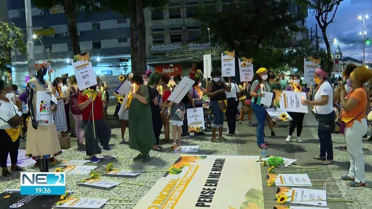 Atos pelo fim da violência contra as mulheres são realizados no Recife - G1