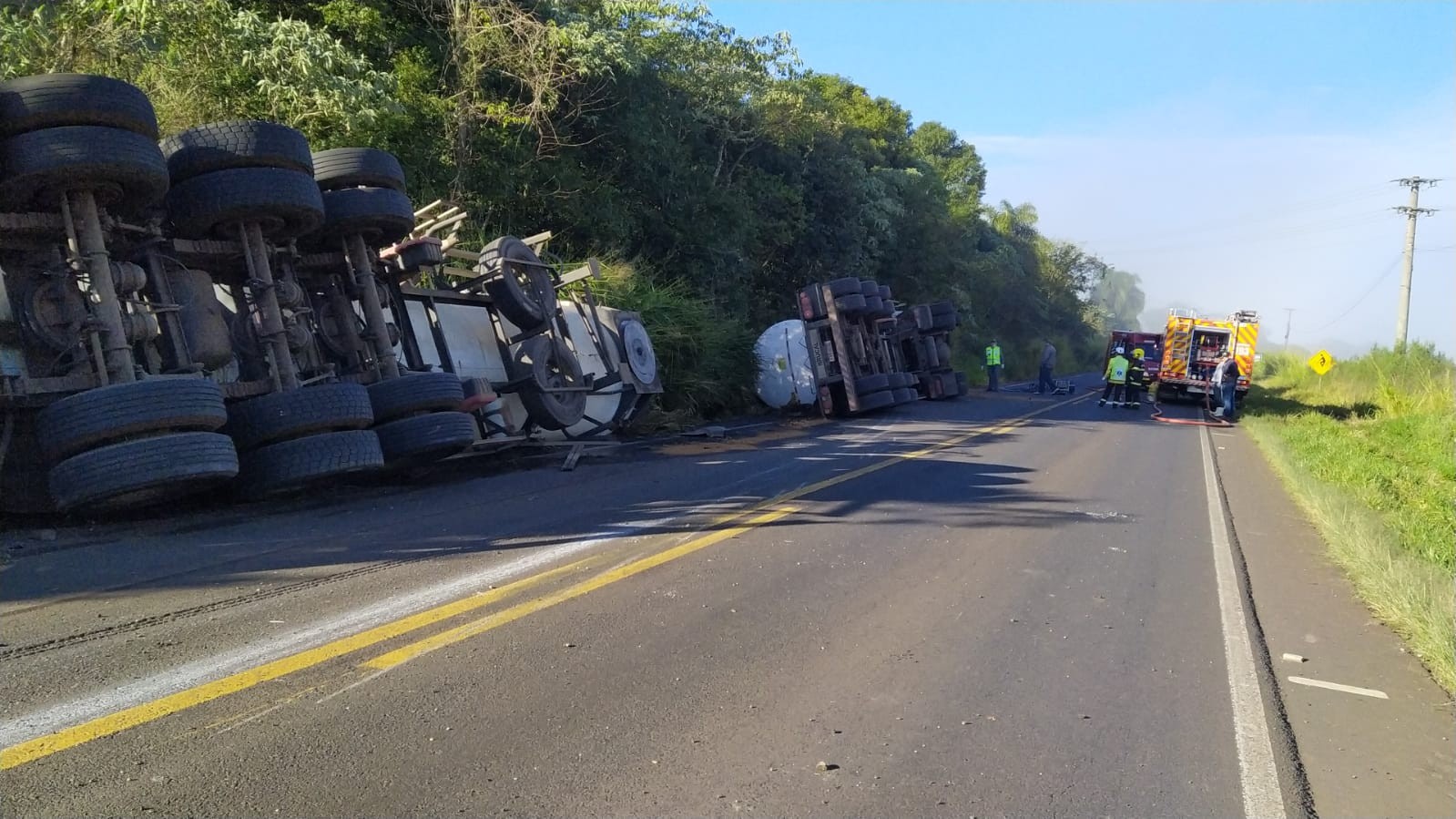 Caminhão que transportava etanol tomba, motorista morre e combustível vaza em rodovia de SC