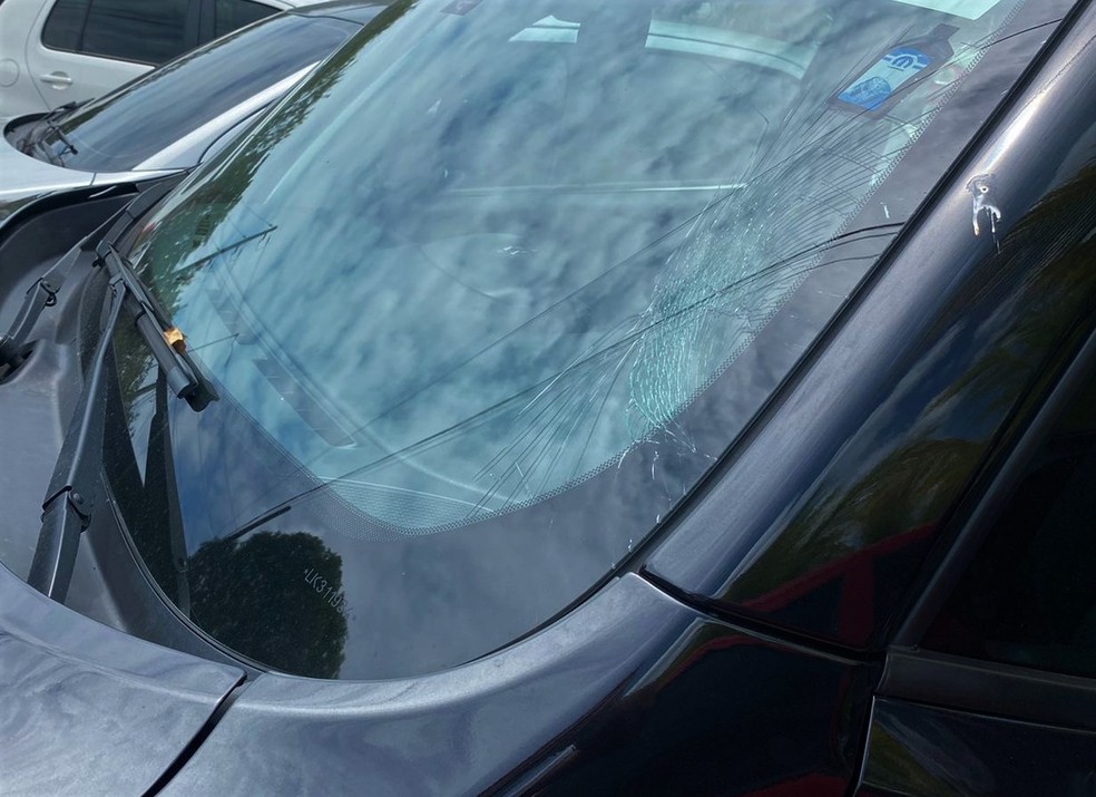 Vidro do para-brisa de carro que atropelou manifestante estava quebrado do lado esquerdo  Foto: Pedro Alves/g1