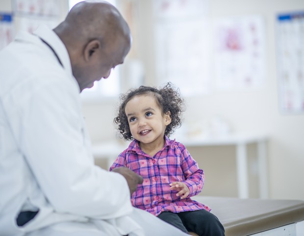 Criança e médico (Foto: Getty Images)