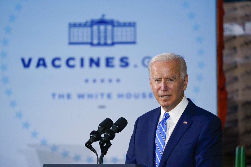 Joe Biden, presidente dos EUA, discursa sobre a vacinação durante evento em Illinois nesta quinta (7) — Foto: Susan Walsh/AP Photo