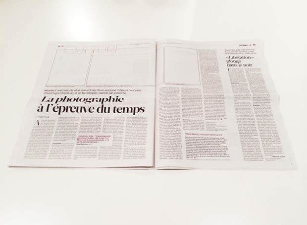 Edição inteira do jornal 'Libération' foi impresso e distribuído com quadros em branco no lugar de fotos na quinta-feira (14), em homenagem à fotografia (Foto: Reprodução/British Journal of Photography)