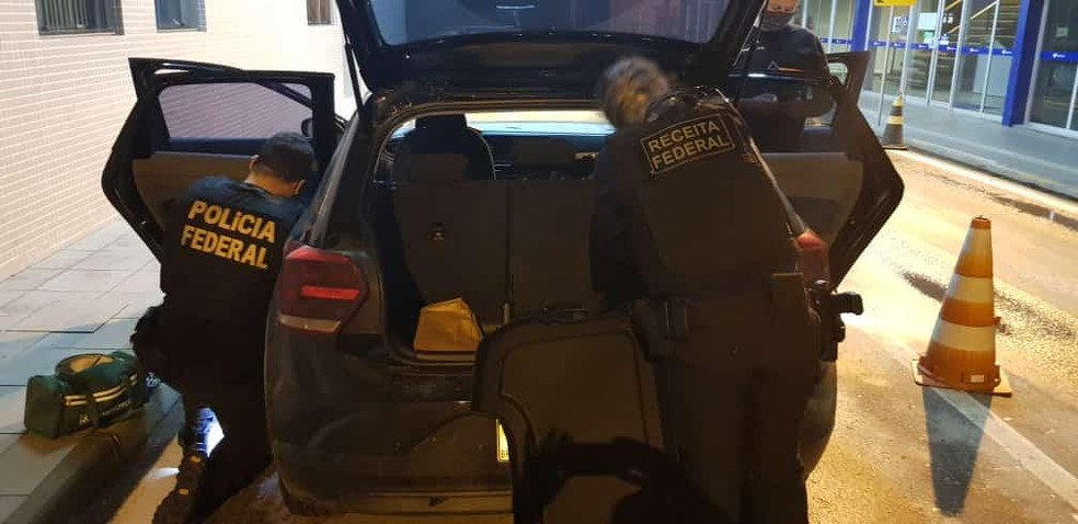 Pai e filho afirmaram que estariam indo até o Uruguai para comprar vinhos — Foto: Polícia Federal/Divulgação