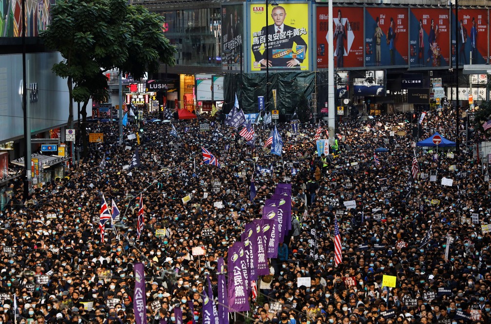 Manifestantes vão às ruas em Hong Kong neste domingo (8)  — Foto: Danish Siddiqui/ Reuters