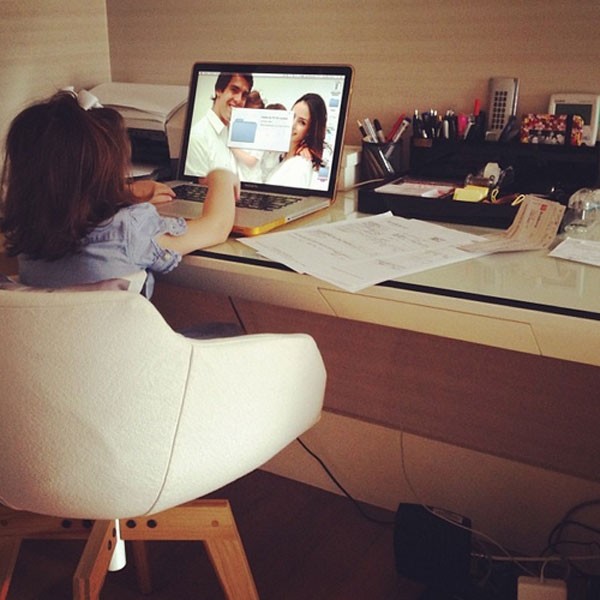 Isabella, filha de Carol Celico e do jogador Kaká, no computador da mãe (Foto: Reprodução/Instagram)