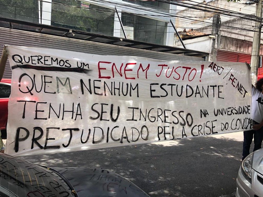 24 de janeiro - Enem 2020: Representantes da União dos Estudantes de Duque de Caxias levaram para uma das entradas da Unigranrio um cartaz pedindo condições iguais no concurso para alunos da rede pública e privada — Foto: Cristina Boeckel/G1