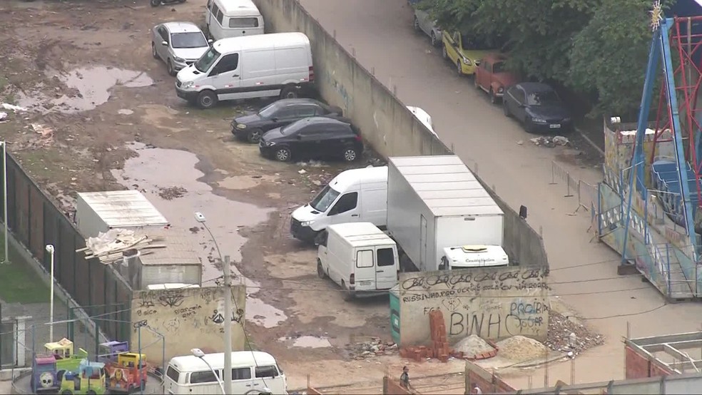 Caminhão roubado na Avenida Brasil foi deixado em terreno dentro da Maré a 200m de batalhão da PM — Foto: TV Globo