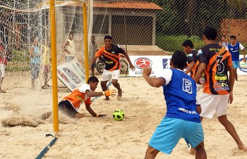 Com bom público, Morros já sediou Campeonato Maranhense de futebol de areia (Foto: Paulo de Tarso Jr.)