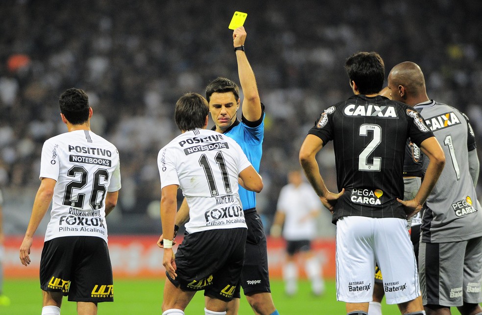 Romero recebe cartÃ£o amarelo por simulaÃ§Ã£o contra o Botafogo (Foto: Marcos Ribolli)
