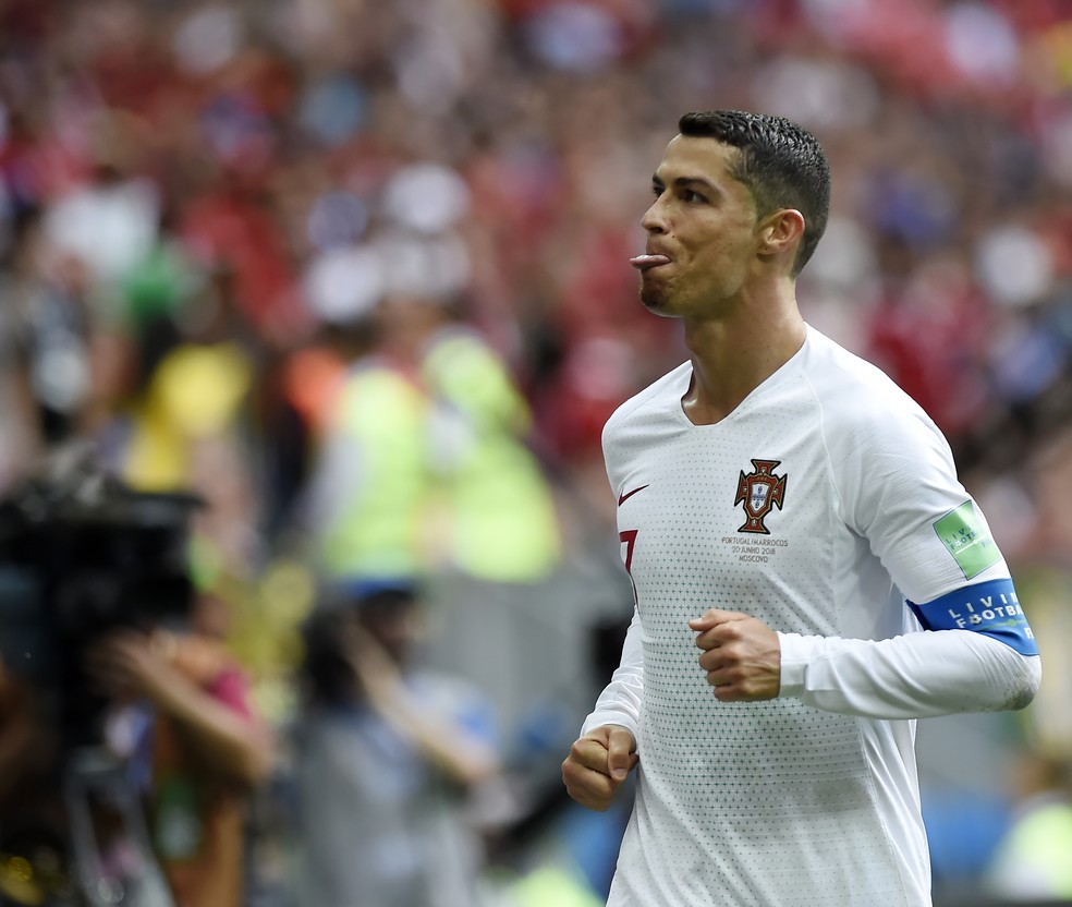 Cristiano Ronaldo mostra a l�ngua para os torcedores no duelo com Marrocos (Foto: Andr� Dur�o)