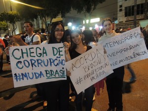 Meninas seguram cartazes em frente à Prefeitura de Mogi das Cruzes (Foto: Pedro Carlos Leite/G1)