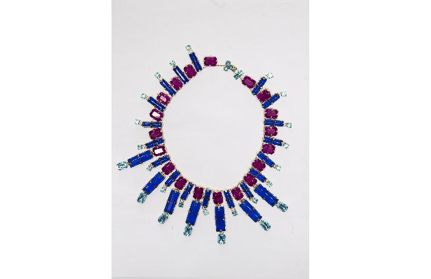 Maxi colar com pedras rosas e azuis da  Schutz (R$ 410) (Foto: Daniela Dacorso)