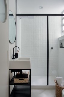 O escritório PKB Arquitetura assina a reforma e a decoração deste estúdio de 18 m² em Copacabana. O banheiro apresenta uma estética minimalista, que acompanha o décor dos demais ambientes do apartamento