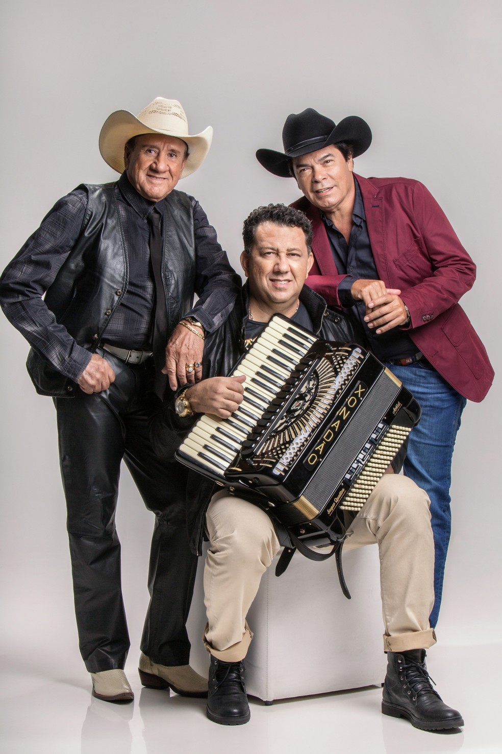 Trio Parada Dura posa com a última formação do grupo, composto por Creone (à esquerda), Parrerito e Xonadão (com a sanfona)  — Foto: Divulgação
