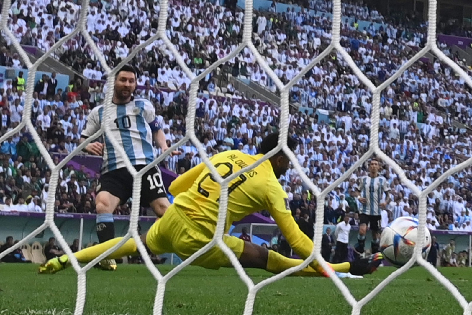 Messi tira do goleiro saudita Mohammed Al-Owais, mas gol é anulado pelo VAR — Foto: ODD ANDERSEN/AFP
