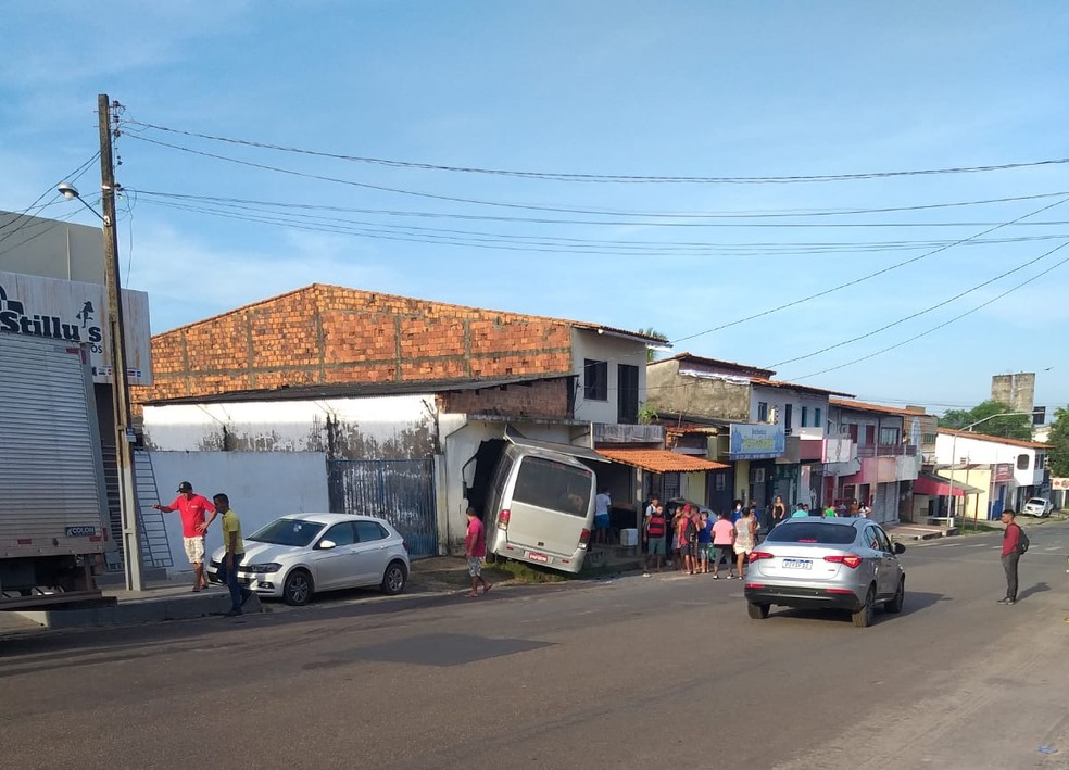 Uma perícia constatou que a barra de direção do micro-ônibus quebrou e ocasionou o acidente.  — Foto: Divulgação/Redes sociais