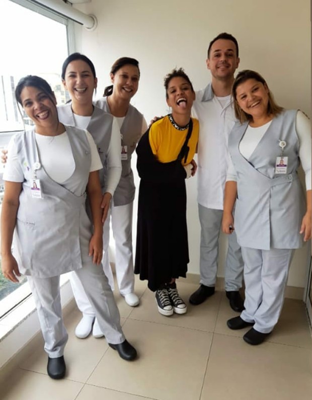Heslaine Vieira com parte da equipe médica  (Foto: Reprodução Instagram)
