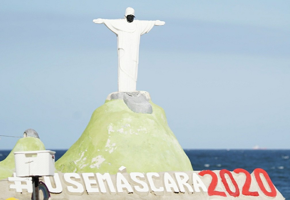 Escultura do Cristo com máscara em Copacabana, na Zona Sul, orienta o uso de proteção facial  — Foto: Marcos Serra Lima/G1