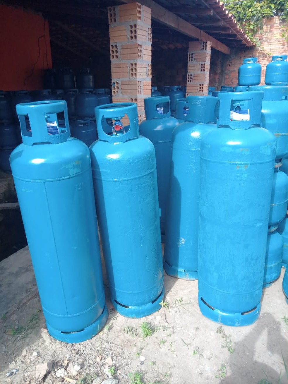 Homem é preso suspeito de receptar carga roubada de 500 botijões de gás de cozinha em Penalva, no interior do Maranhão — Foto: Divulgação/PM-MA