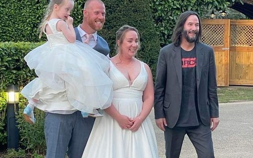 Keanu Reeves aparece em casamento após ser convidado pelo noivo em bar de hotel
