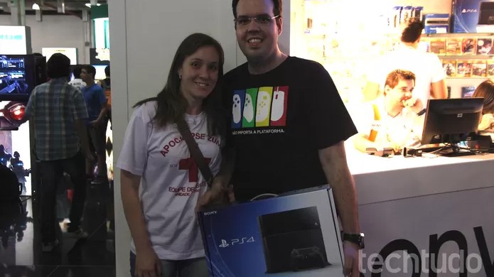 Casal compra PlayStation 4 por R$ 2.500 na Brasil Game Show 2014 (Foto: Matheus Vasconcellos/TechTudo)