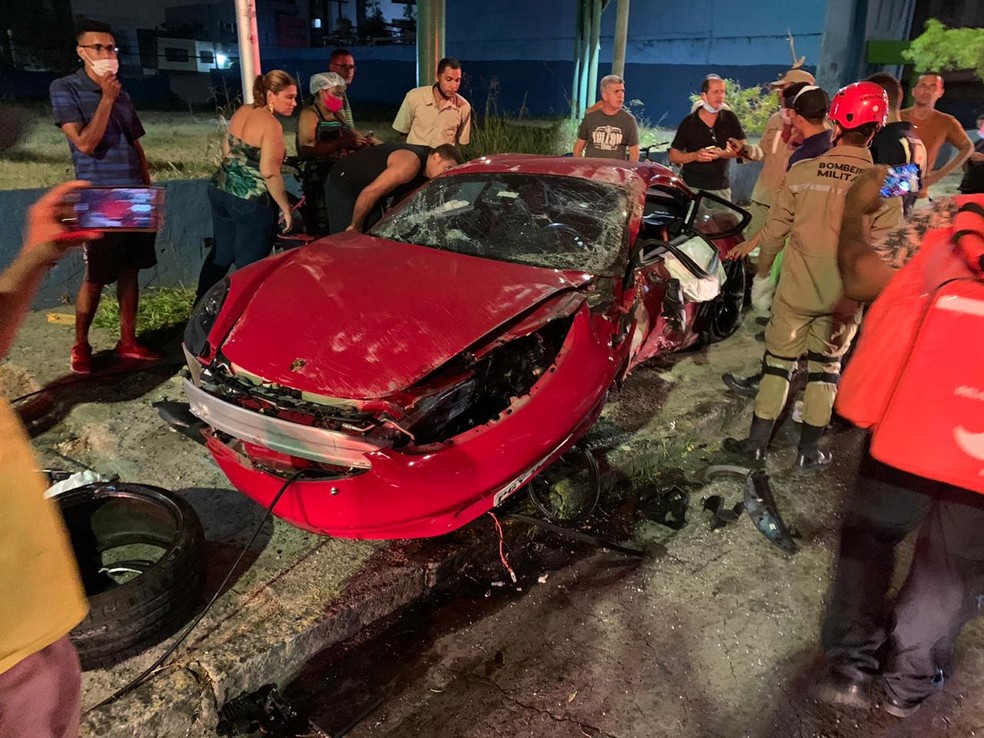 Motorista de Porsche se envolveu em acidente na Avenida Domingo Ferreira, na Zona Sul do Recife, na noite da sexta-feira (4) — Foto: Reprodução/WhatsApp