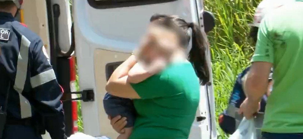 Bebê sai ileso de acidente envolvendo 9 veículos que matou 2 pessoas e feriu 8 no Paraná  — Foto: Reprodução RPC 