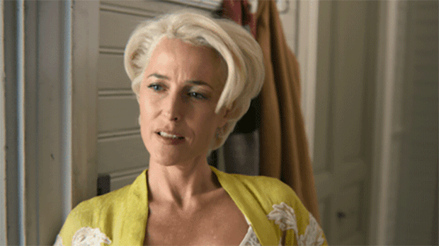 Muito prazer: a personagem de Gillian Anderson na série Sex Education, reconhecer o corpo depois dos 50 anos é fundamental para uma vida sexual satisfatória (Foto: Reprodução)