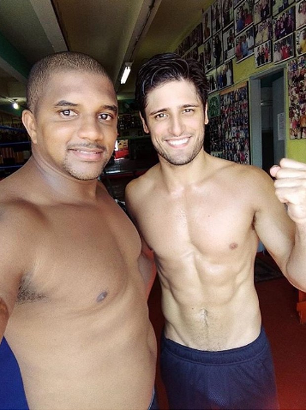 Ao lado do treinador Jefferson, Daniel faz aulas de luta no Morro do Cantagalo (Foto: Reprodução/Instagram)