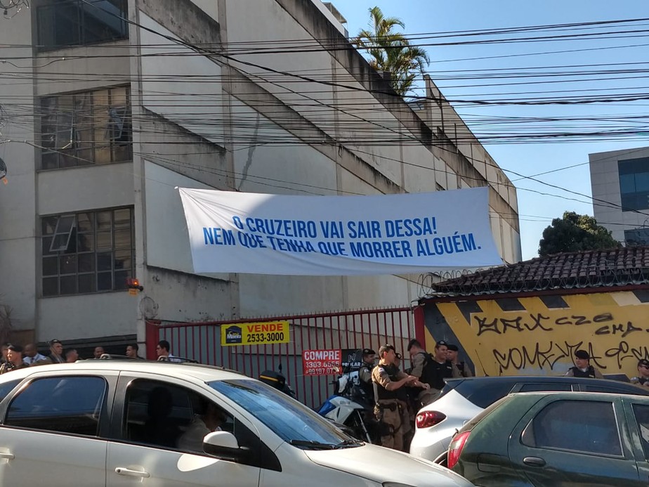 Organizada protesta em frente Ã  sede: 
