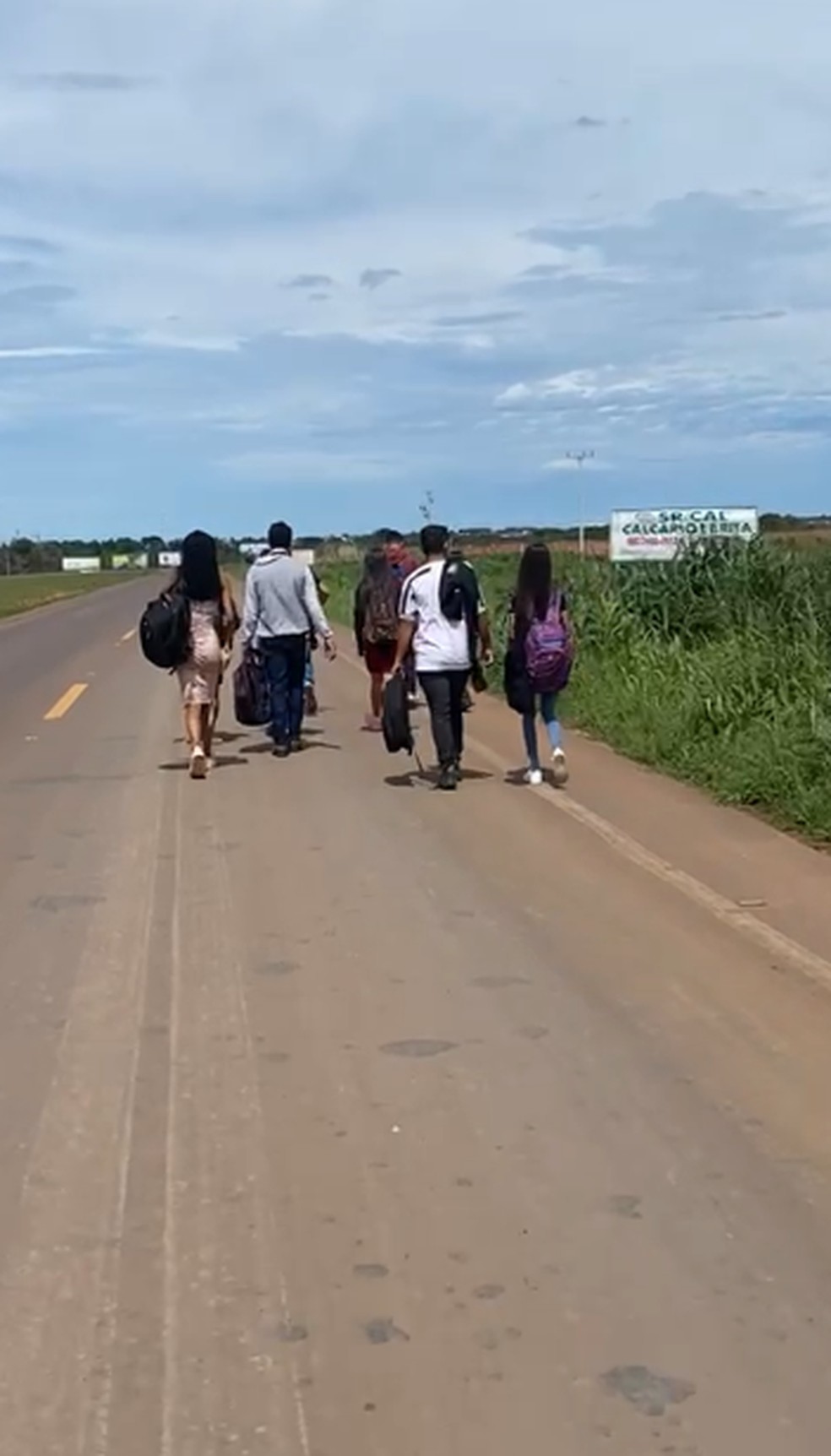 Estudantes de Bom Jesus do Araguaia tiveram que ir a pé fazer o Enem devido aos bloqueios — Foto: Reprodução