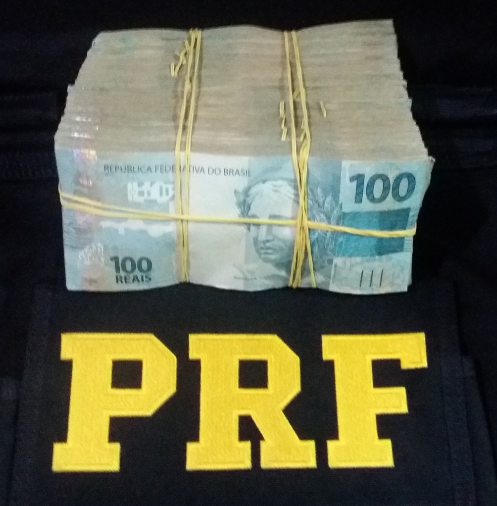 PRF apreendeu R$ 100 mil em um táxi em Teresina.  — Foto: Divulgação/PRF
